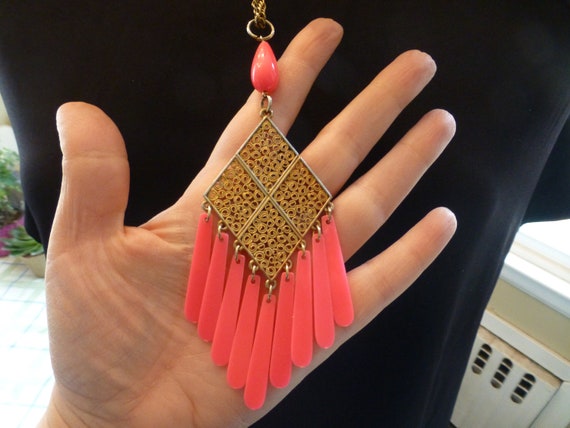 Vintage 1960s Hot Pink Lucite Dangle Necklace, Go… - image 3