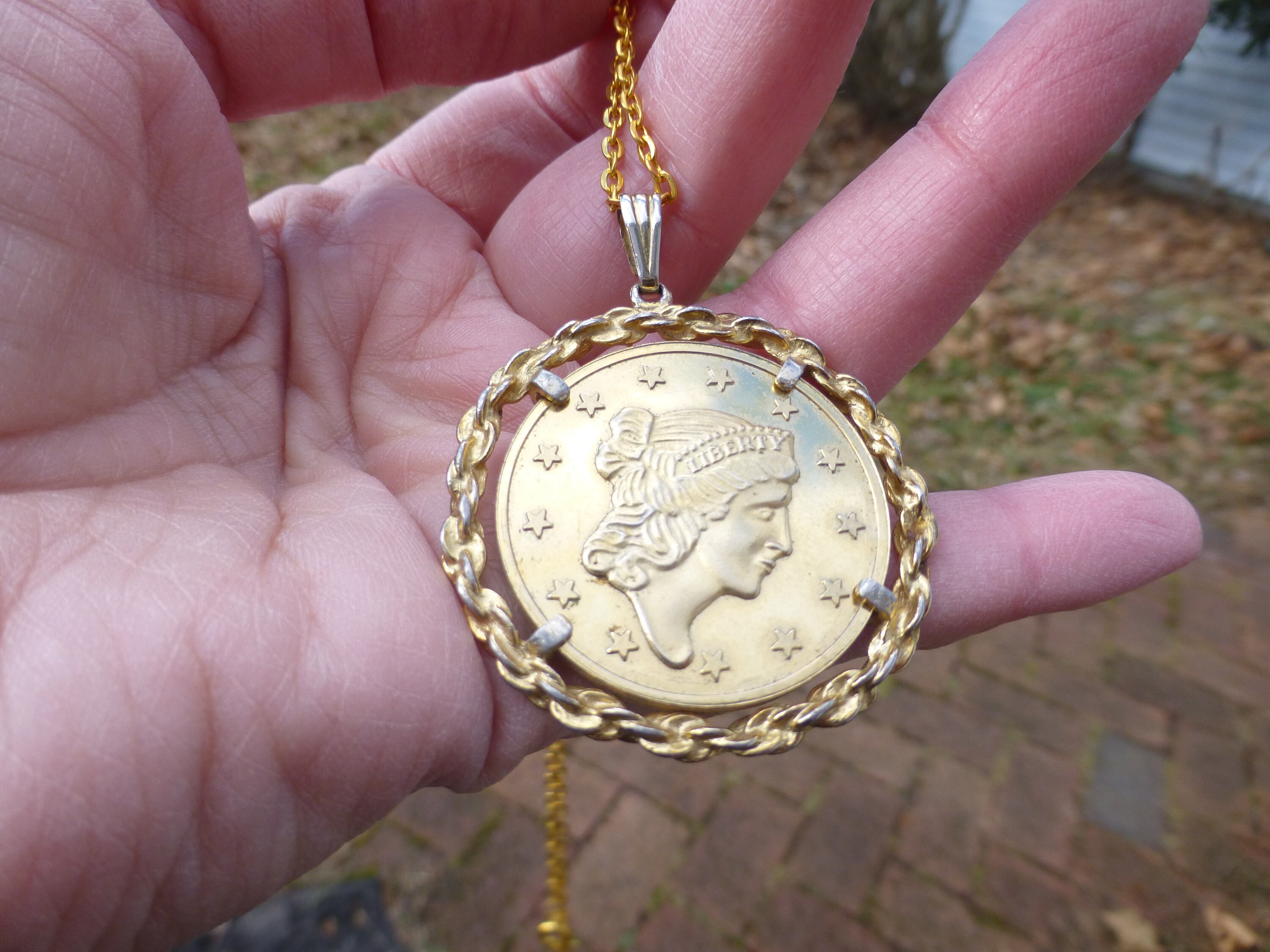 Collar de monedas relleno de oro audaz vintage, pieza numismática encantadora, Circa 1970s, inusual, wow! Pieza encantadora, mira