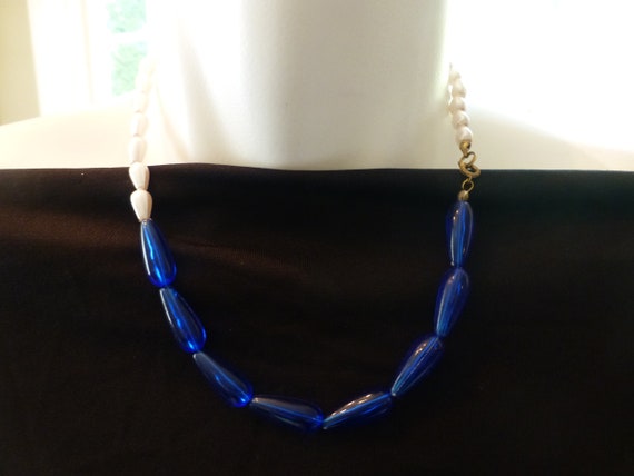 Vintage 1970s Blue Lucite and Faux Pearl Bead Nec… - image 2