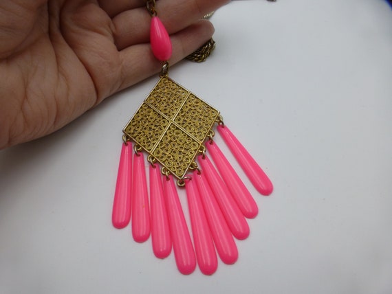 Vintage 1960s Hot Pink Lucite Dangle Necklace, Go… - image 5