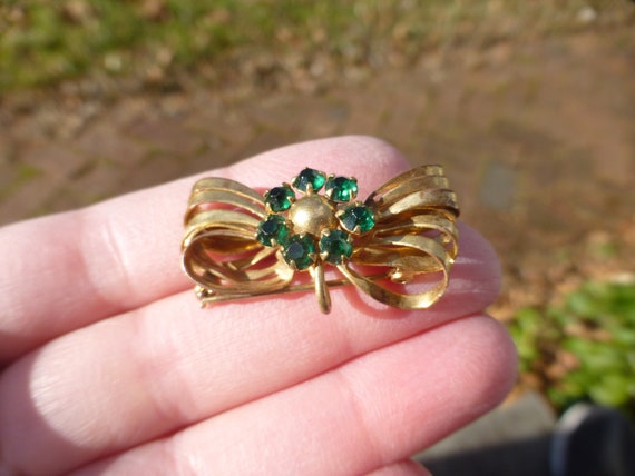 Antique Art Deco Green Stone Bow Brooch, Circa 19… - image 1