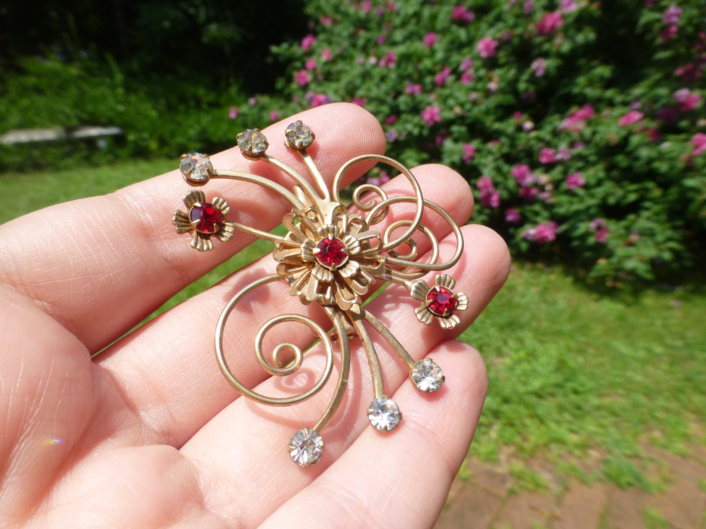 Broche Vintage Historicisme - Cœur Doré Avec Fleurs - Bijou Antique Sans Marque - Occasion