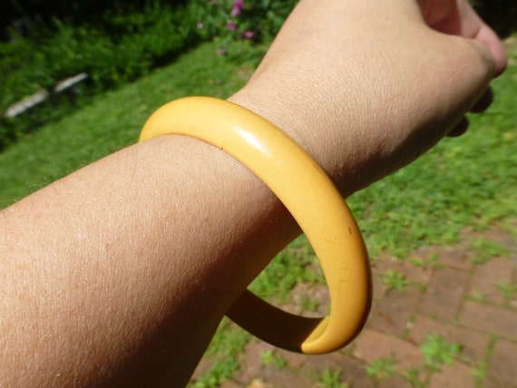 Antique Art Deco Butterscotch Bakelite Bangle, 19… - image 1