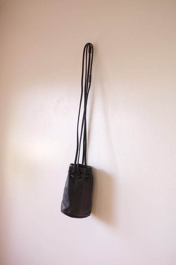 vintage black leather bucket bag | small black dr… - image 5