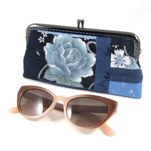 Étui à lunette en patchwork, pochette bleue à fermoir clap métallique, cadeau pour elle