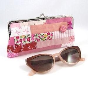 Étui à lunette en patchwork, pochette tons rose à fermoir clap métallique, cadeau pour elle
