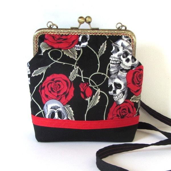 Sac à bandoulière en coton style gothique, sac à main avec fermoir bronze clip, sac de soirée rouge et noir, roses et crânes