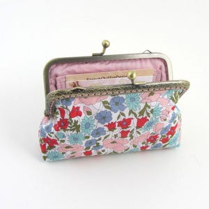 Porte-monnaie en coton Liberty, Tana Lawn , coquelicot marguerite bleue, poches cartes de crédit, fermoir métallique cousu main