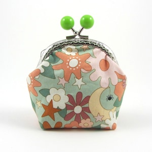 Monedero pequeño, estilo retro, con diseño de flores, cierre de beso con pompón verde y cierre de metal cosido a mano. Monedero de algodón hecho a mano.
