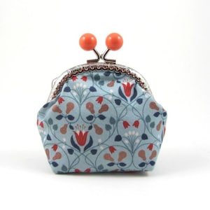 Petit porte-monnaie à fermoir, Kisslock à pompon orange, porte-monnaie à fleurs bleus, porte-monnaie avec cadre en métal cousu main
