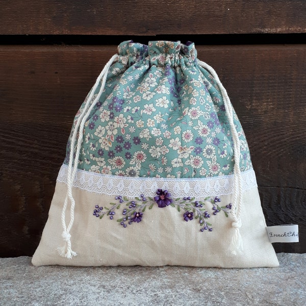 Sac pochon brodé main, lin et coton, idée cadeau femme,  pochette de voyage, sac fleuri,  sac pour projet crochet, rubans en soie