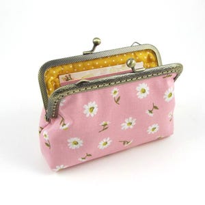 Porte-monnaie en Liberty, porte-monnaie à fermoir en coton, marguerite de Dulwich dans les parcs de Londres, avec fentes pour cartes de crédit, portefeuille rose et blanc kisslock