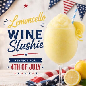 Puede incluir: Un refrescante granizado de vino de limoncello en una copa de vino grande, adornado con una rodaja de lim&oacute;n y una pajita a rayas azules y blancas. La imagen incluye el texto "Limoncello Wine Slushie" y "4th of July".
