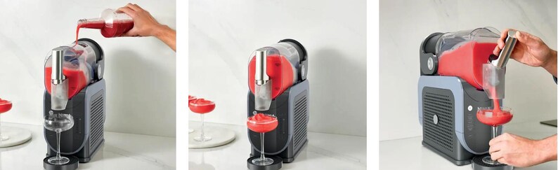 Puede incluir: Una m&aacute;quina de granizados negra y gris con una parte superior transparente, que dispensa una bebida roja en una copa con pie. Una botella vierte el l&iacute;quido rojo en la m&aacute;quina. Una bebida terminada est&aacute; en el mostrador.