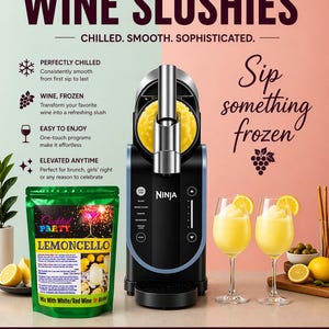 Puede incluir: Una m&aacute;quina de granizados de vino negra Ninja con un granizado amarillo en el interior, junto a dos vasos de granizados amarillos adornados con rodajas de lim&oacute;n. A la izquierda hay una bolsa verde de mezcla de c&oacute;ctel Party Lemoncello.