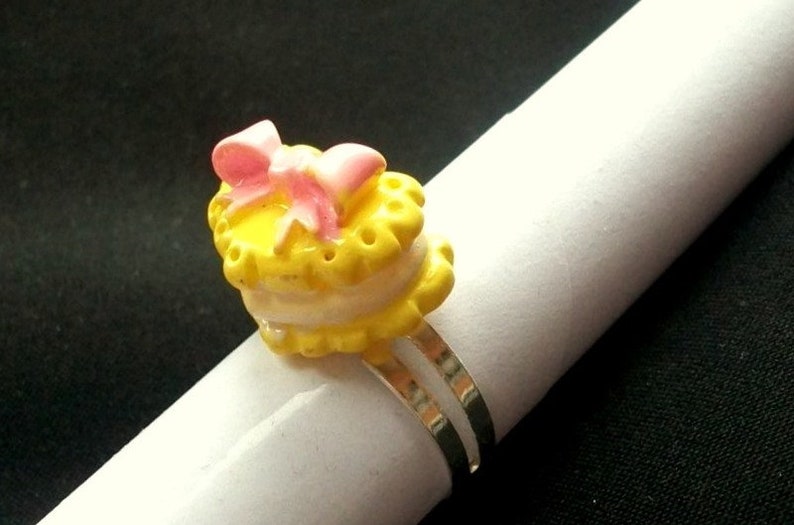 Ring verstellbar mit Zitronentörtchen Torte Kuchen Schleife Modeschmuck helgasfashion 画像 1