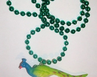 Kette - Pfau an einer grünen Perlen Kette - Chain - Peacock on a green pearl necklace