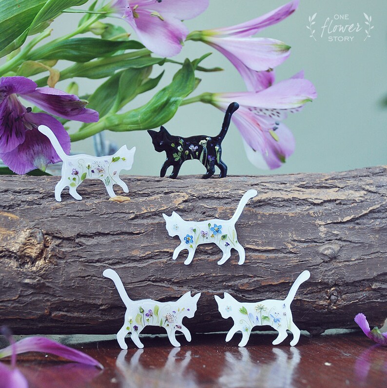 Resin brooch with real fllowers. White cat. Little floral Etsy