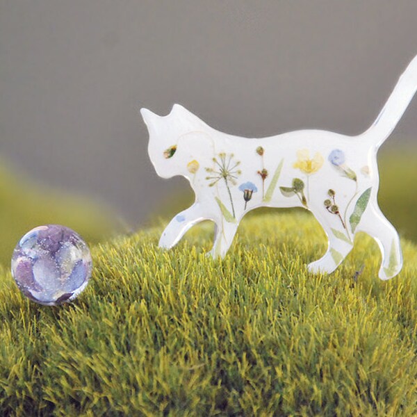 White cat brooch with real flowers. Little floral kitten. Spring jewellery