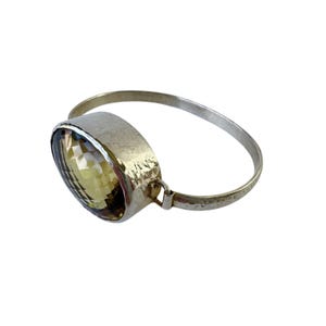 Citroencitrien gehamerde armband handgemaakte sterlingzilveren vergrendelingsarmband, maat 6,75"