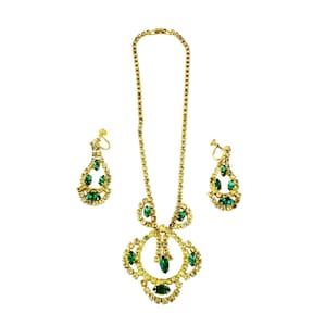 Puede incluir: Un conjunto de collar y pendientes de oro con un diseño de pedrería verde. El collar presenta un gran colgante con un diseño circular y los pendientes tienen forma de lágrima.