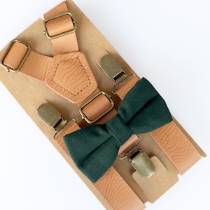 Emerald green bow tie and tan leather suspenders, Dark green bow tie, groomsmen bow tie, Deep green wedding bow tie and suspenders