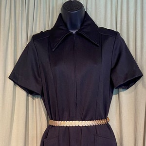 Fun Vintage 70&#39;s Black Polyester Short Sleeve Zip Front Bell Bottom Jumpsuit Tag Size 14, Busto 36&quot; Waist 32&quot; Inseam 31&quot;