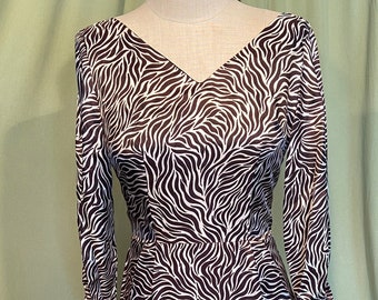 Chique originele Vintage jaren 50 60 bruin &wit acetaat zebra print schede jurk w 3/4 mouwen tag maat 13 buste 34 taille 28