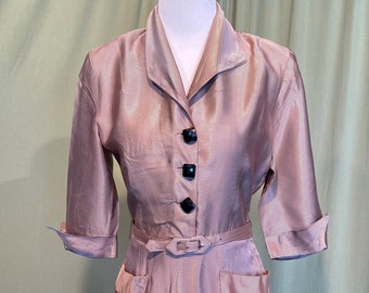 Chique Vintage 40s 50s Mauve & Gray Thin Stripe Belted Fit en Flare Jurk Getailleerde Taille Volledige Rok 3/4 Mouwen Side Zip Buste 34