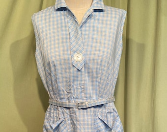Sweet Original vintage Mid Century Blue & Tan Plaid Coton Sans manches Belted Shirt Robe w Side Zip Tag Taille 16-1/2 Buste 40 Taille 34 Hanche 42