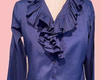 Blusa original vintage de los años 70 de la marca Take #1, azul marino, poliéster, manga larga con volantes. Talla 36. Busto 42.