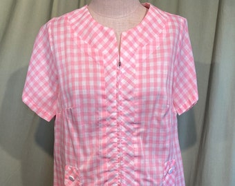Sweet Original Vintage 60s Montgomery Ward Pink Gingham Cotton Blend Short Sleeve Shift Dress w Pockets Bust 40 Waist 40 Hip 44