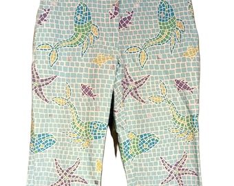 Pantalones capri Lilly Pulitzer vintage originales y bonitos con azulejos azul turquesa y detalles metálicos plateados, etiqueta con peces y estrellas de mar, talla 2, cintura 28