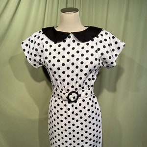 Zoete originele vintage jaren &#39;80 Sabino Wit & Zwart Polka Dot Poly Blend Linnen Korte Mouw Gordel Jurk Buste 38 Taille 28 tot 36