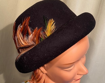 DEBONAIR 1930\'s BLACK FELT HAT + UPTURNED BRIM + IRIDESCENT ROOSTER FEATHER TRIM Vintage iridescent black feather - Gem main image 4