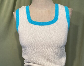 Cute Original Vintage 70s Talbott Travler Sleeveless White Poly Zig Zag Knit Top w Turquoise Blue Trim Size Small Bust 32" Unstretched