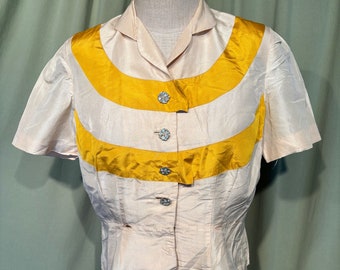 Dulce original vintage mediados de siglo beige y amarillo rayón blusa de manga corta con botones de pedrería busto 40