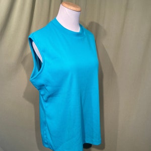 Lindo Original Vintage Deadstock NWT RKM 70s Sin mangas Cremallera trasera Azul turquesa Poliéster acanalado Shell Top Busto 44 "Sin estirar Etiqueta Tamaño 44