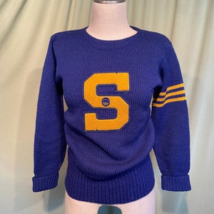Suéter azul original vintage de los años 50 con diseño de animadora de baloncesto de la escuela secundaria del condado de Sullivan (Pensilvania), busto 34