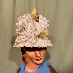 Sweet Original Mid-Century Ladies&#39; Vintage Off-White raffia Straw Bucket Hat w Flowers 20.5&quot; Approx Size 6-3/4 Small