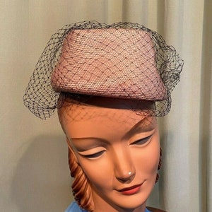 Cute Original Vintage 80s Tan Poly Straw Oval Skull Cap Hat w Netting Veil One Size Elastic Hair String Needs Replacing