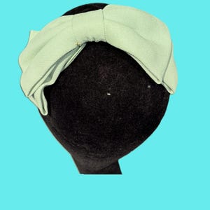 Charmant chapeau original vintage des années 60 et 70 avec cheveux vert menthe