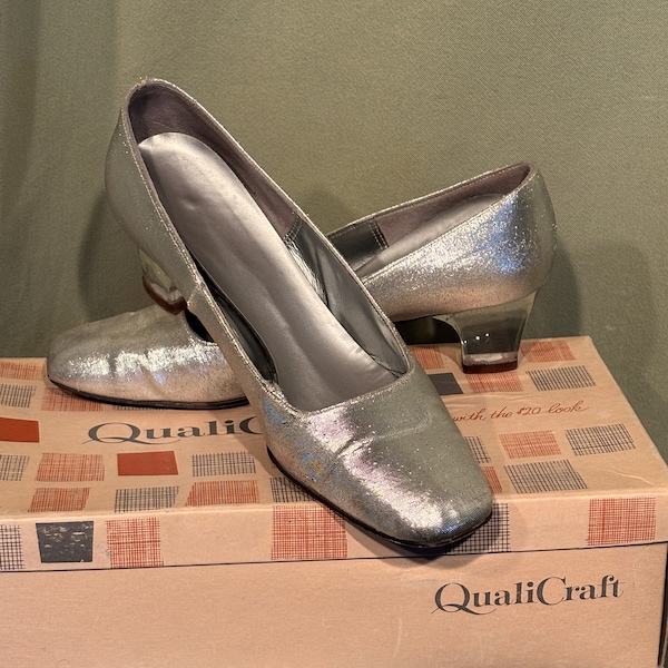 IOB Charming Original Vintage Mod 60s Silver Lame' Slip-On Pumps Heels Shoes w Clear Acrylic Heels Size 5-1/2