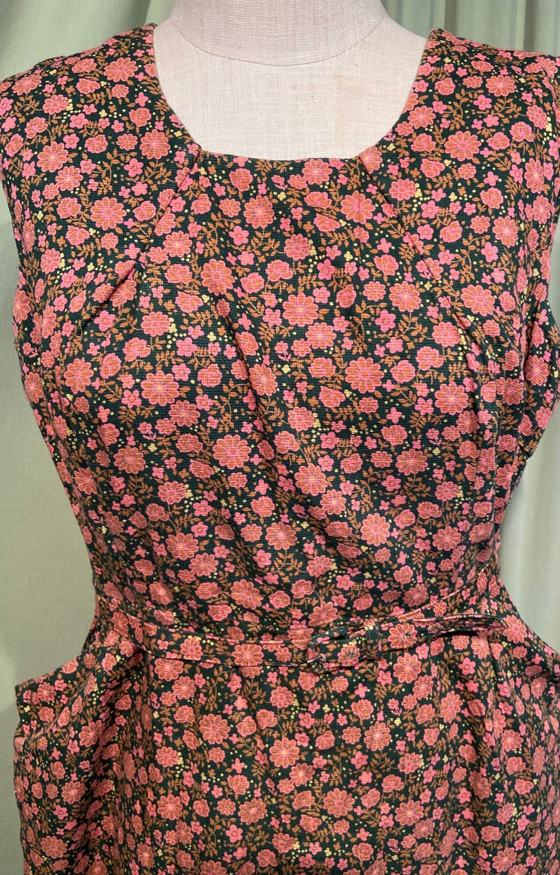 Charming Original Vintage 40s 50s Pink & Green Floral Sleeveless Belted Dress w Big Pockets Bust 40 Shoulders 16 .5 image 2