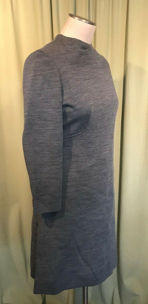 Cute Original Vintage 70s Gray Poly Knit Long Sleeve Gray Shift Dress with Half Belt in Back Bust 34 Unbranded