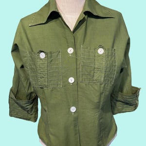 Camicetta originale vintage di metà secolo in cotone verde a maniche a 3/4, taglia busto 36, con qualche piccola macchia.