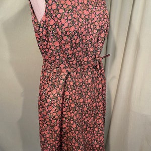 Charming Original Vintage 40s 50s Pink & Green Floral Sleeveless Belted Dress w Big Pockets Bust 40 Shoulders 16 .5 image 5