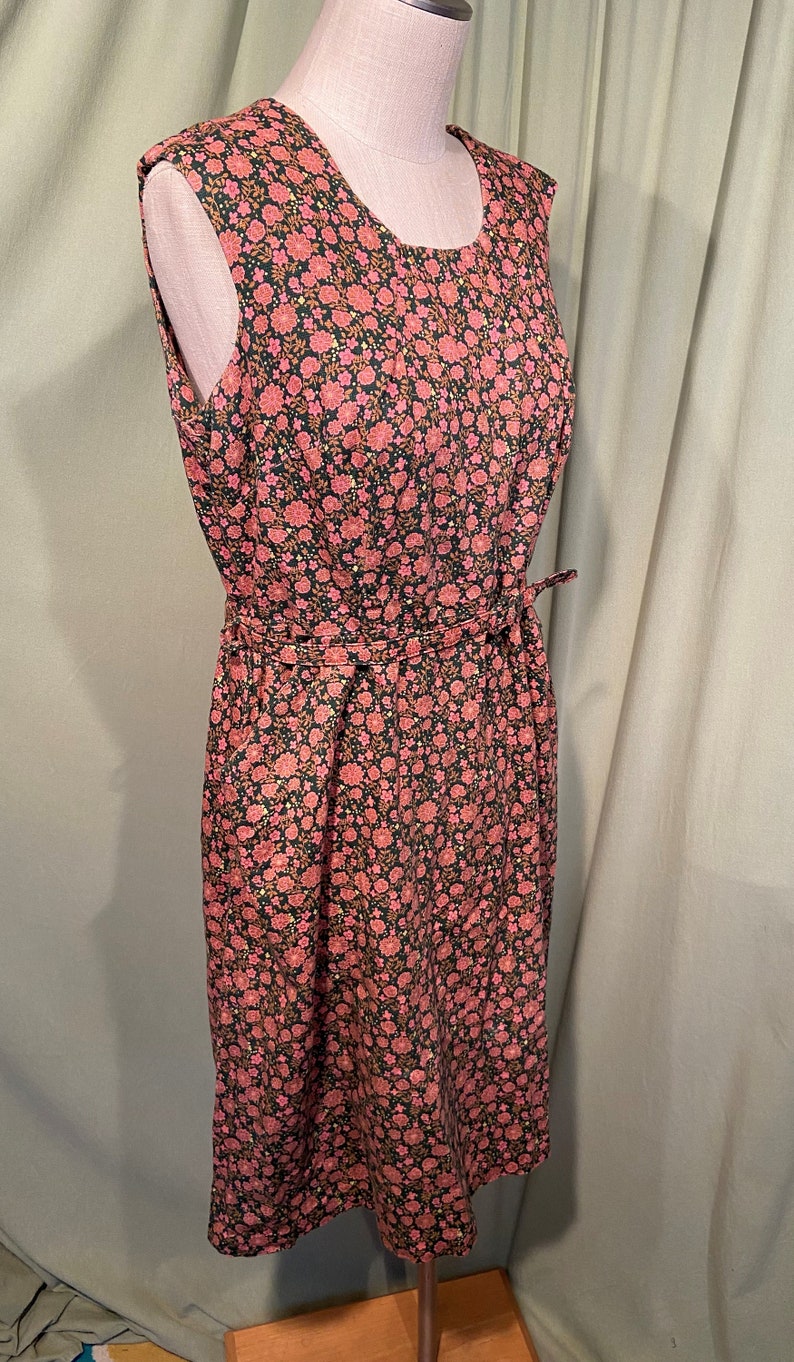 Charming Original Vintage 40s 50s Pink & Green Floral Sleeveless Belted Dress w Big Pockets Bust 40 Shoulders 16 .5 image 5