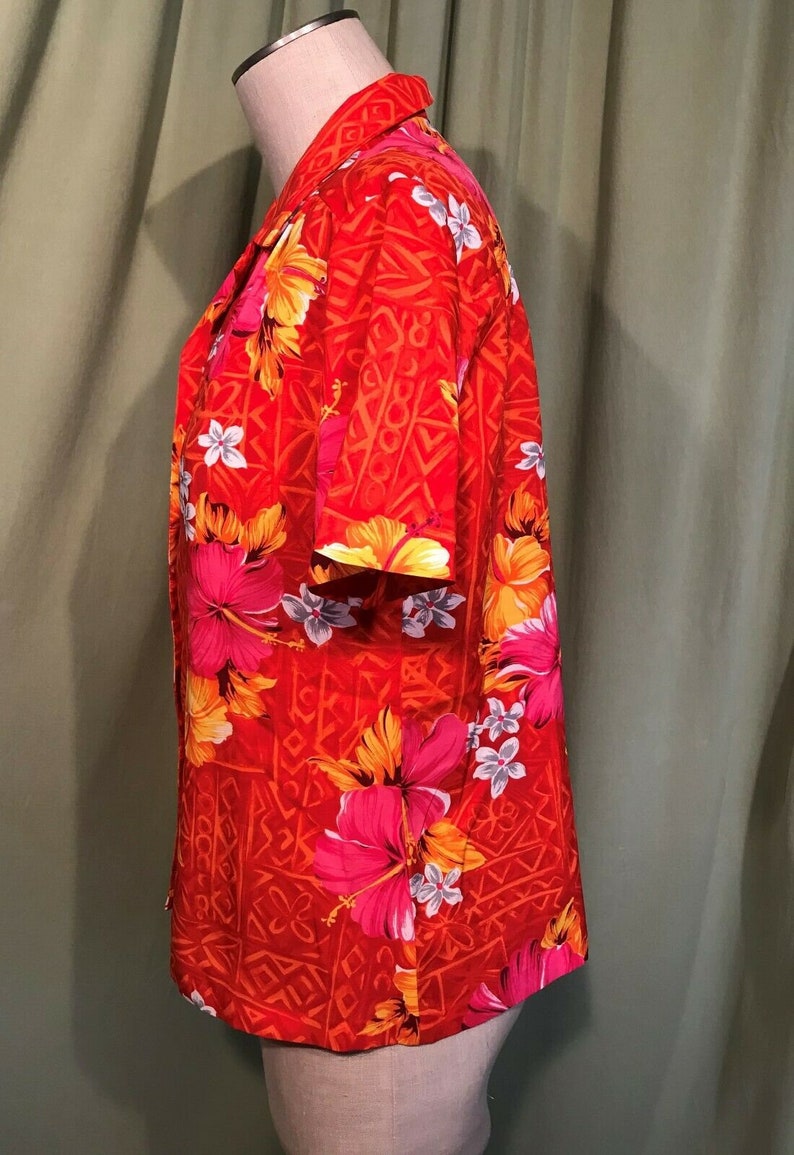 Cute Original Vintage 70s Poly Blend Hawaiian Short Sleeve Button Front Blouse Tapa Designs Brand Bust 42