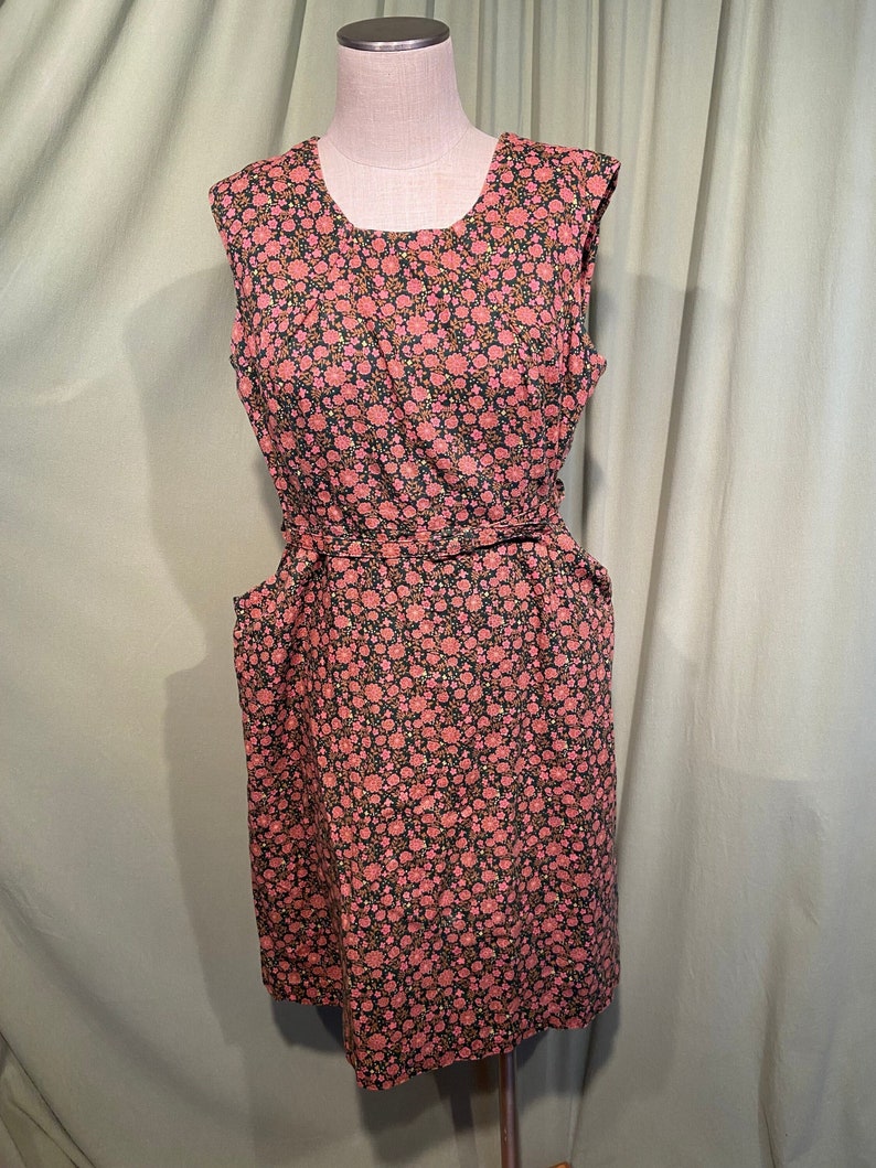Charming Original Vintage 40s 50s Pink & Green Floral Sleeveless Belted Dress w Big Pockets Bust 40 Shoulders 16 .5 image 1